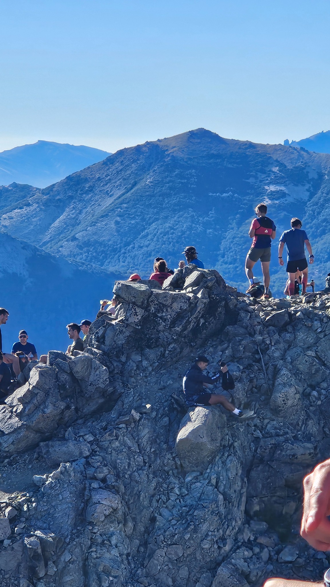 Grupo de corredores de trail en la cima de un cerro en Bariloche